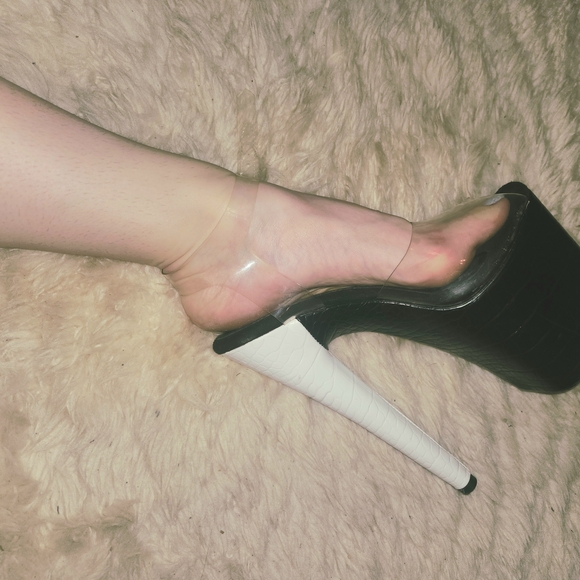 Hella Heels 8 Inch Snapped Sandals Size 9 - Picture 2 of 3